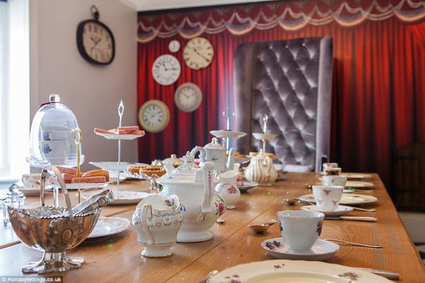 Alice_In_Wonderland_Themed_Hotel_Brighton_England_2.jpg Alice_In_Wonderland_Themed_Hotel_Brighton_England_2.jpg