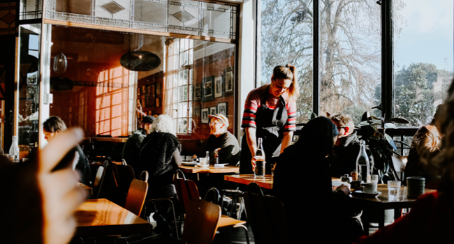 restaurant-staff-clearing-the-table