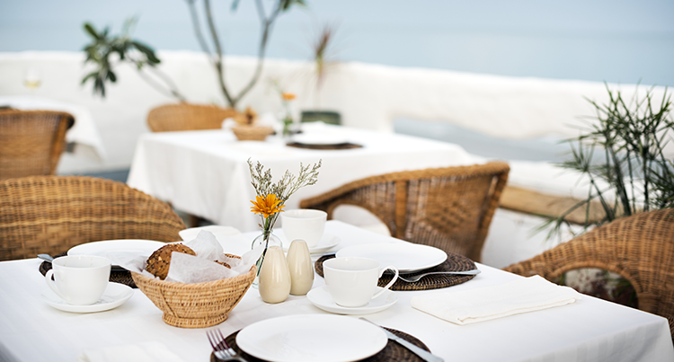 elegant-hotel-dinning-setting