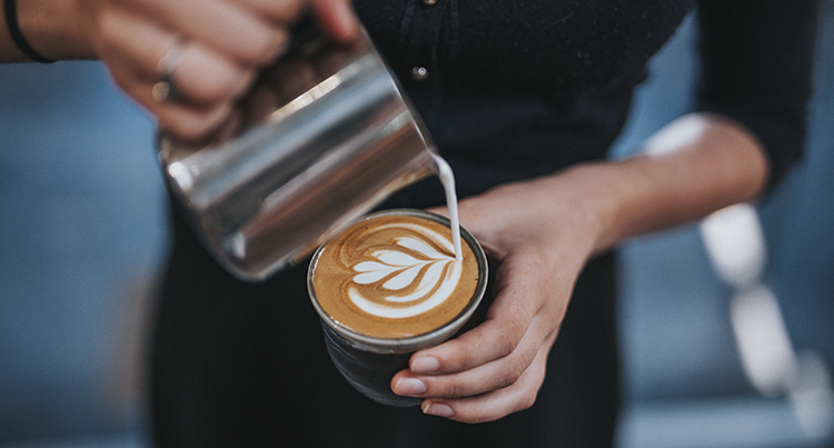 barista-making-latte-art